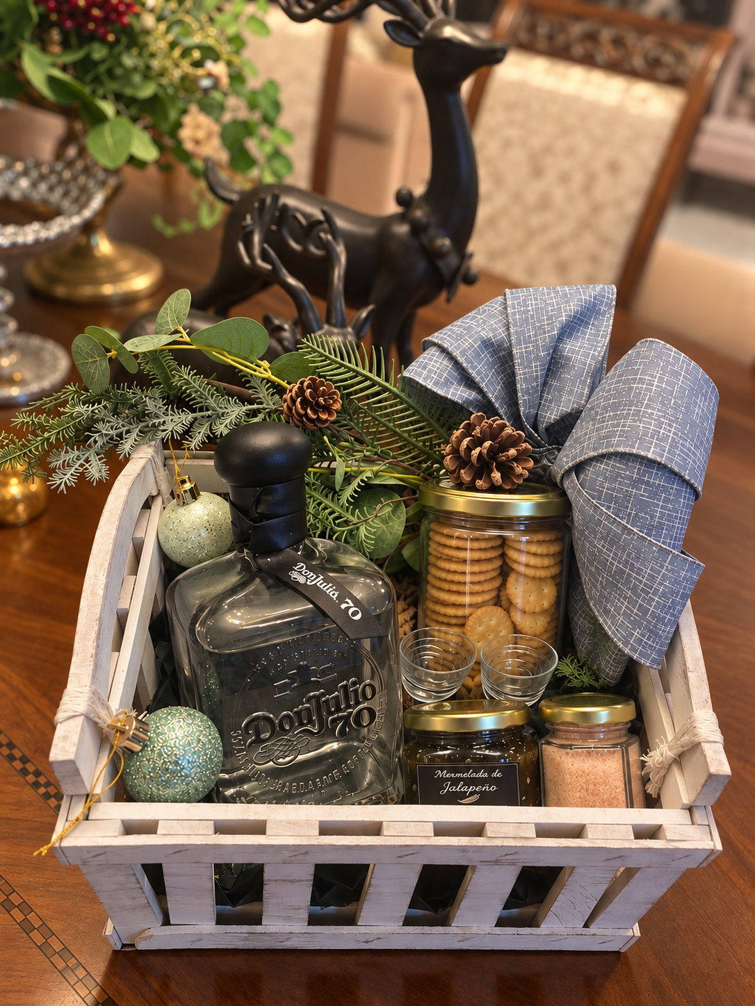 Regalo Empresarial Don Julio 70 | Caja Gourmet Navideña, regalo corporativo de Signa Gift House
